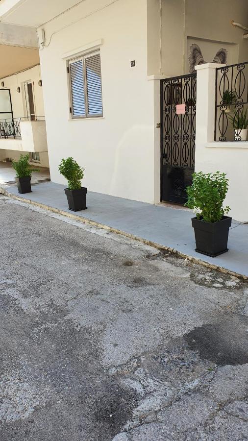 Larry'S Little Place In The Center Of Gytheio Gythio Exterior foto
